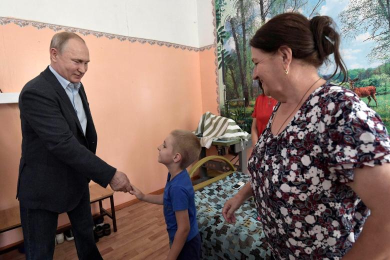 Владимир Путин пообщался с семьей Сафроновых, потерявшей жильё в результате наводнения