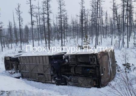 Автобус с десятками горняков опрокинулся в Якутии