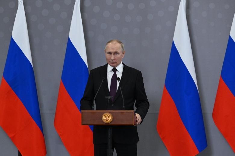 Президент РФ Владимир Путин во время подхода к прессе по итогам заседания глав государств — участников Содружества Независимых Государств