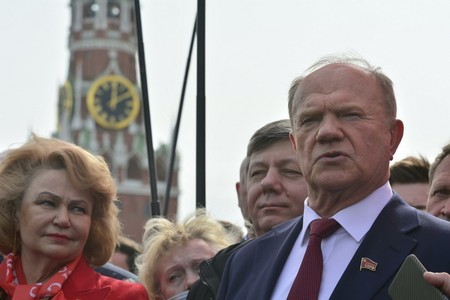 Зюганов предупредил Путина об опасности встречи с Байденом