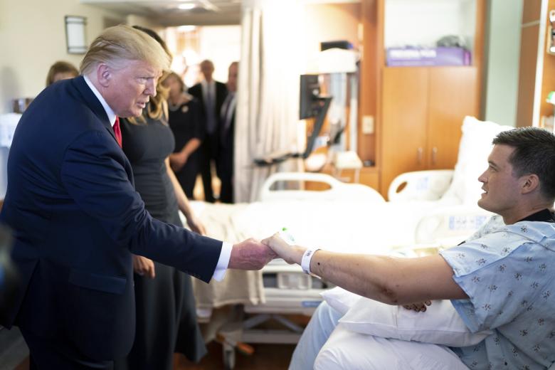 Дональд Трамп (слева)