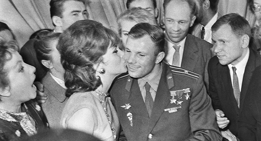Итальянская актриса Джина Лоллобриджида целует Юрия Гагарина