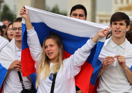 Придуман Петром, возвращен Ельциным: пять фактов о российском флаге