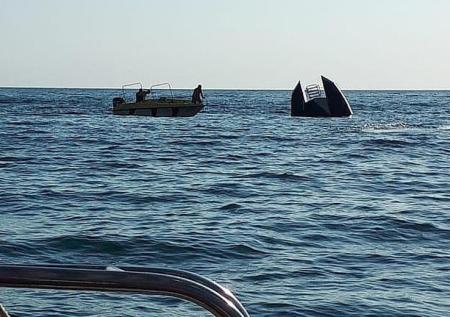 Опрокинувшийся в Чёрном море катамаран поднимут со дна