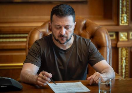 Зеленский ветировал закон об увольнении украинцев за родственников в РФ
