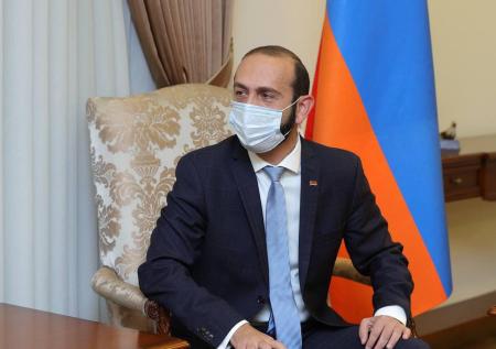 Ереван обвинил Баку в неготовности к мирному урегулированию отношений