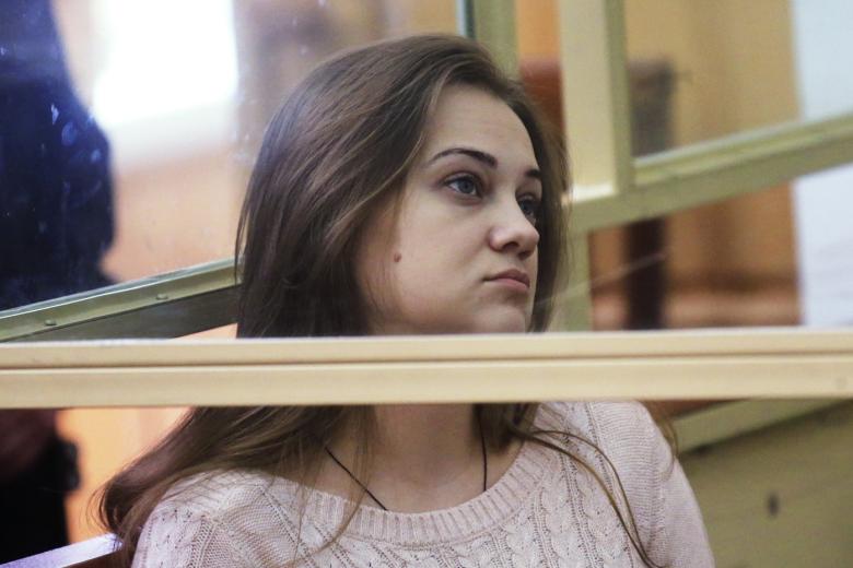 Участница преступной группировки Анастасия Синельник, обвиняемая в создании и участии в «банде амазонок», убийстве двух и более лиц, разбое, хищении и незаконном обороте оружия, во время вынесения приговора в Ростовском областном суде