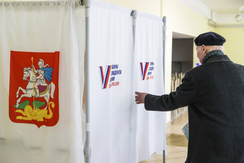 Люди во время голосования на выборах президента России на избирательном участке