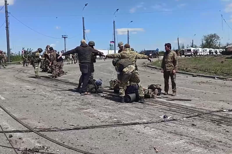 Украинские военные, сдавшиеся в плен с территории завода «Азовсталь» в Мариуполе