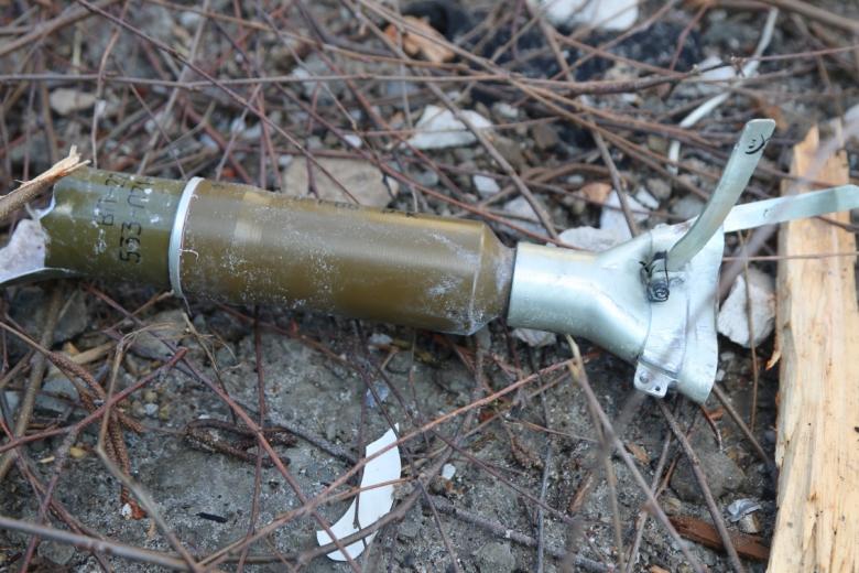 Остатки снаряда во дворе жилого дома в Киевском районе Донецка