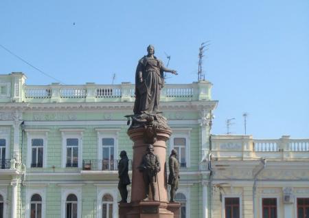 В Одессе демонтируют памятники Екатерине II и Суворову