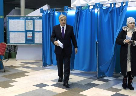 Токаев лидирует на президентских выборах в Казахстане
