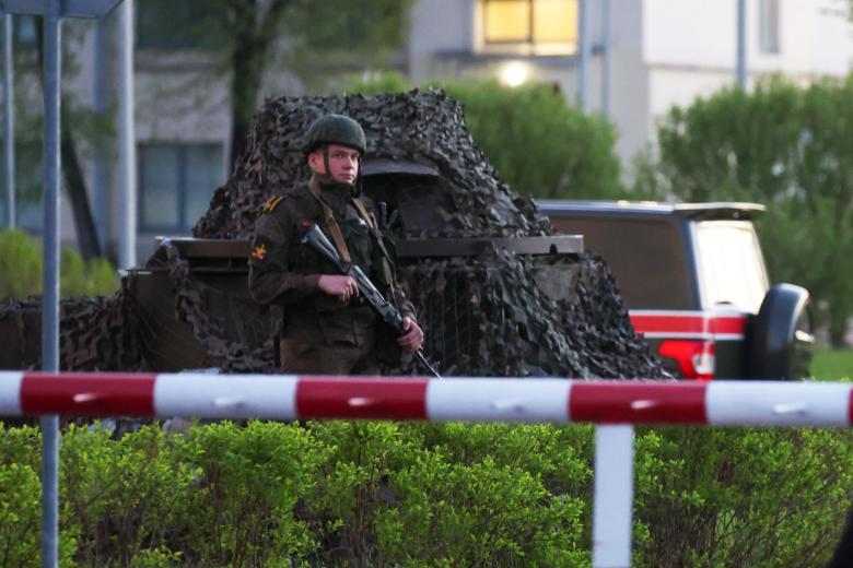 Военнослужащий около места взрыва на хозяйственной территории Военной академии связи имени С. М. Буденного