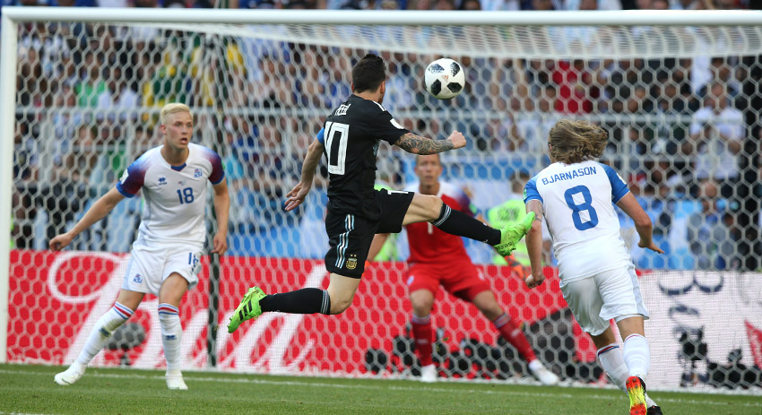 Свой первый мяч в Лиге чемпионов Лионель забил 2 ноября 2005 года в матче против «Панатинаикоса»