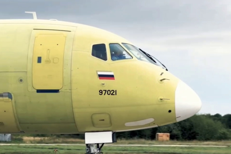 Самолет SJ-100