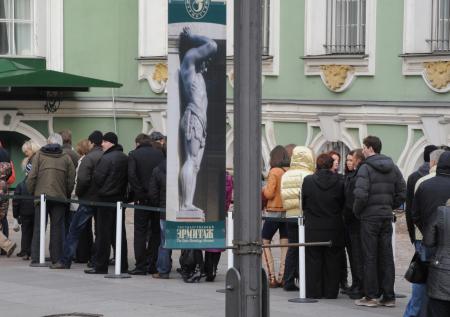 Гигантская очередь в Эрмитаж в бесплатный день попала на видео