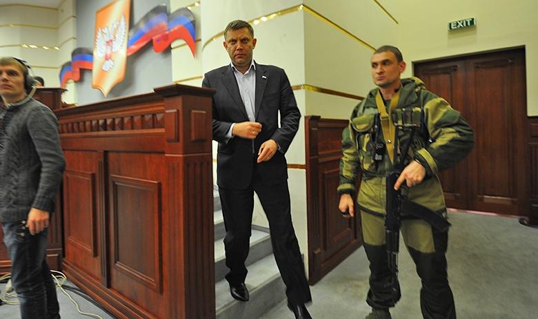 Александр Захарченко (в центре)