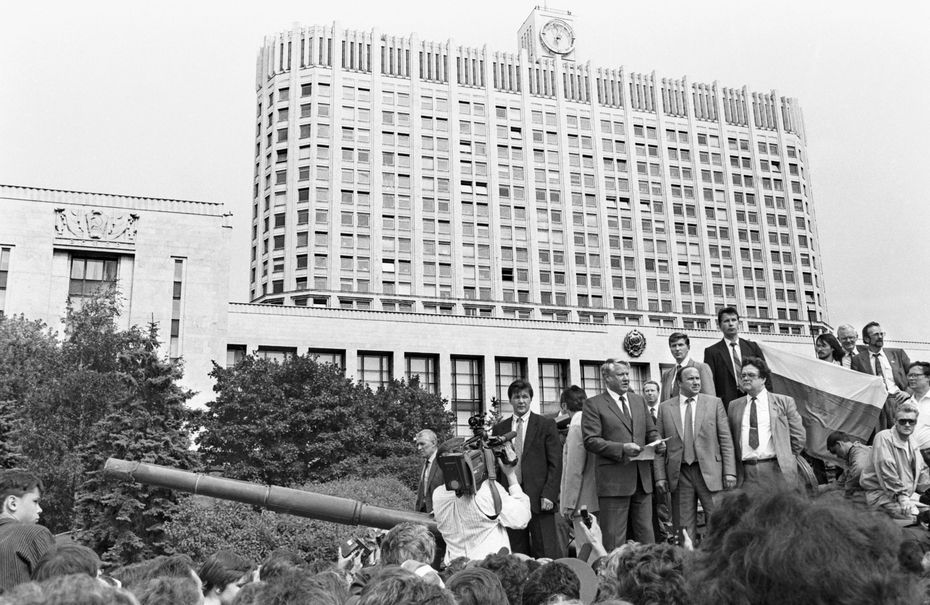 Борис Ельцин (в центре) во время выступления у здания Совета министров РСФСР