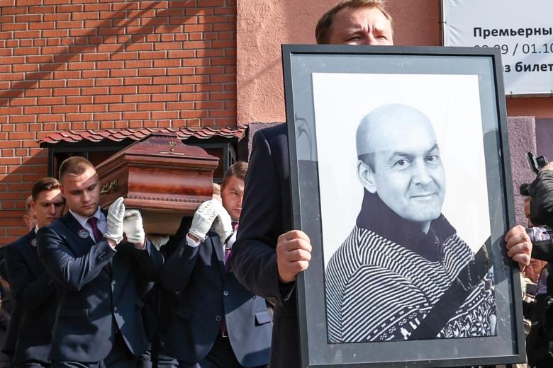 Церемония прощания с актером Вячеславом Гришечкиным у Московского театра на Юго-Западе