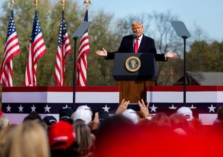 Трамп после лечения от COVID-19 хотел показать футболку с Суперменом