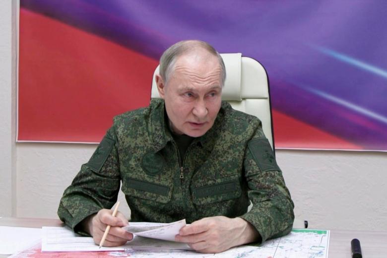 Владимир Путин во время совещания на одном из пунктов управления Курской группировкой войск