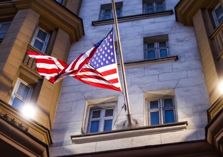 Посольство США в Москве приспустило флаг после теракта в «Крокусе»