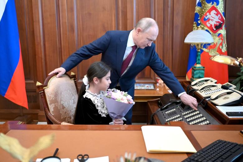Президент РФ Владимир Путин встретился с восьмилетней Раисат Акиповой