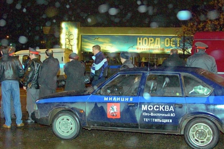 Сотрудники милиции в оцеплении у здания Театрального центра на Дубровке, захваченного чеченскими террористами во время представления мюзикла «Норд-Ост» 23 октября 2002 года.