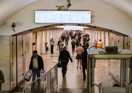Уволенных из-за слива базы Навального сотрудников метро восстановили