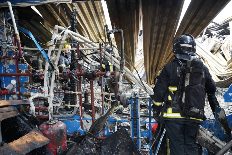 Сотрудник противопожарной службы МЧС России работает на месте пожара в ночном клубе «Полигон» на Никитской улице в Костроме