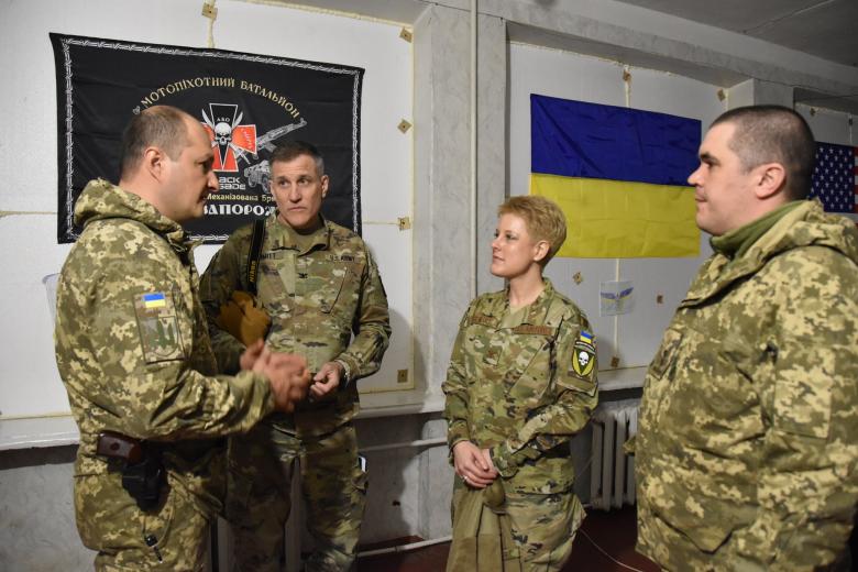 Атташе по вопросам армии и обороны полковник Бриттани Стюарт (вторая справа)