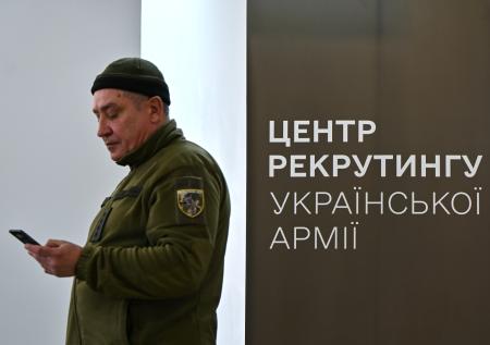 Отчисленных украинских студентов сдадут военкомам