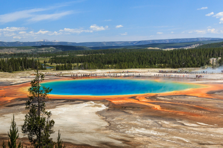 Йеллоусто́нская кальде́ра — вулканическая кальдера в Йеллоустонском национальном парке на северо-западе США