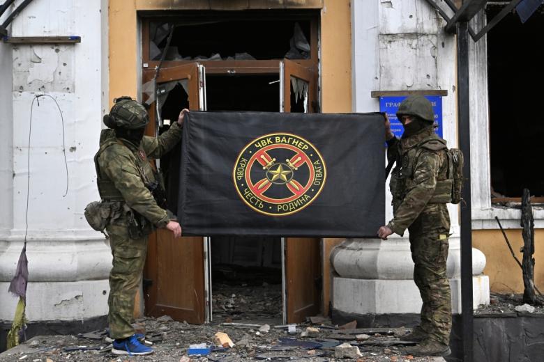 Бойцы ЧВК «Вагнер» около здания районной администрации в Артемовске