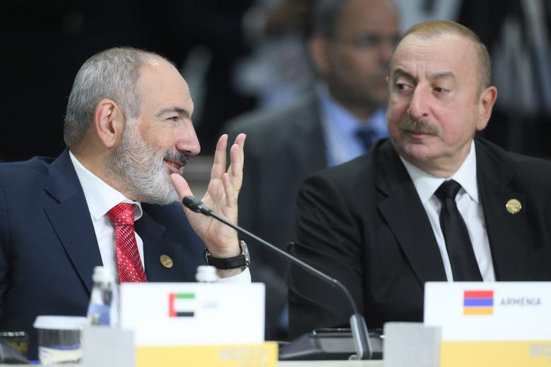 Премьер-министр Армении Никол Пашинян (слева) и президент Азербайджана Ильхам Алиев на пленарном заседании XVI саммита БРИКС