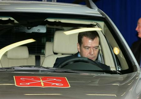 Медведев отменил знак «Шипы» на автомобили