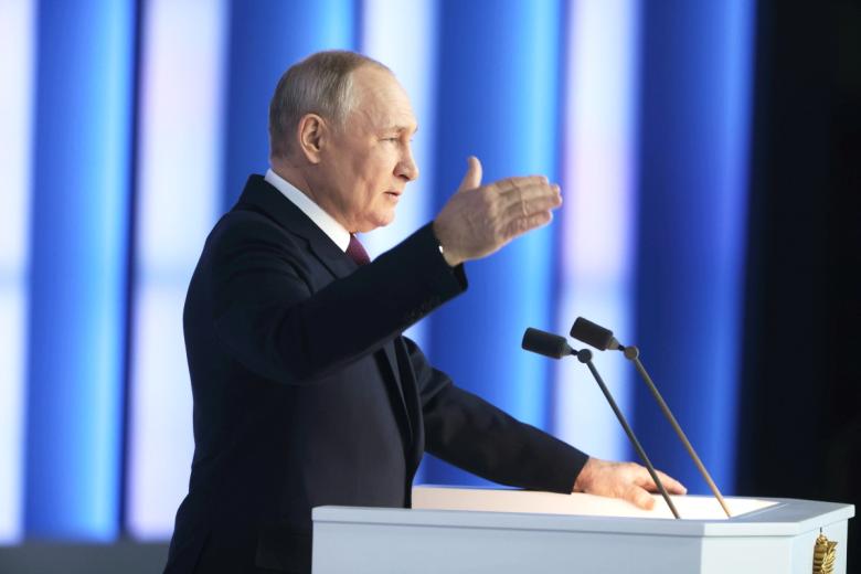 Президент РФ Владимир Путин во время выступления с ежегодным посланием Федеральному собранию РФ в Гостином Дворе
