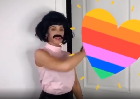 Кейт Бекинсейл воссоздала дома клип Queen на песню I Want To Break Free