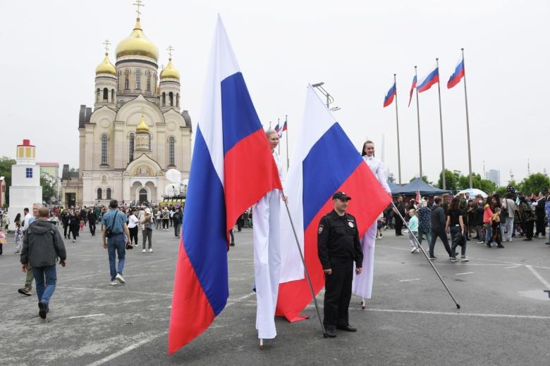 Празднование Дня России на Центральной площади Владивостока