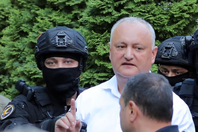 Экс-президент Молдавии Игорь Додон и сотрудники Антикоррупционной прокуратуры