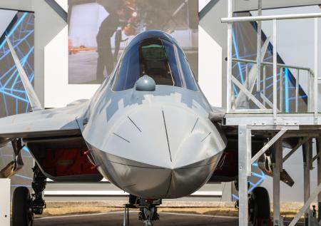 Глава Ростеха ударил молотком по фонарю истребителя Су-57 для проверки