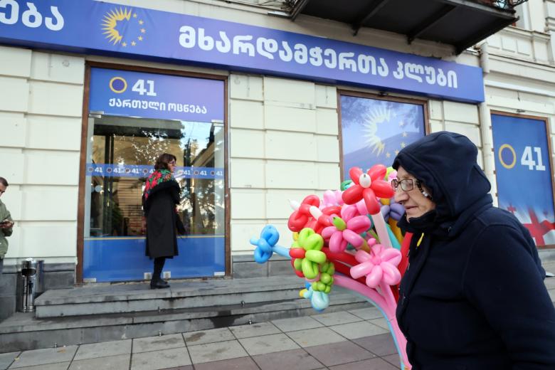 Вход в избирательный участок для голосования на парламентских выборах в Грузии