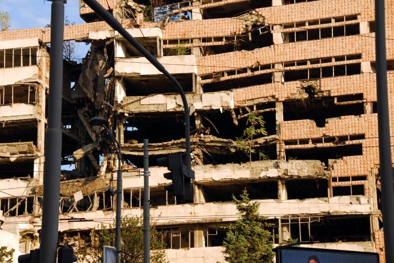 Разрушенное здание Министерства обороны в Белграде во время бомбардировок НАТО в 1999 году