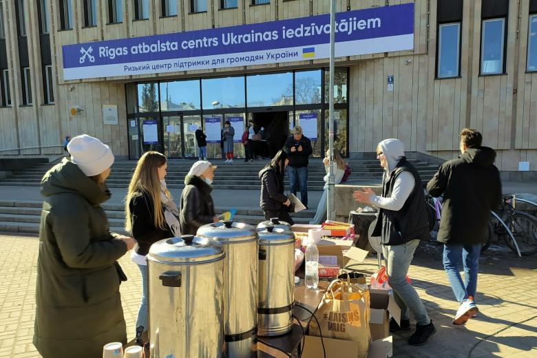Пункт выдачи бесплатных горячих напитков для украинских беженцев в Риге