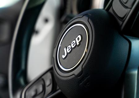Jeep «заставил» своих владельцев насильно смотреть рекламу