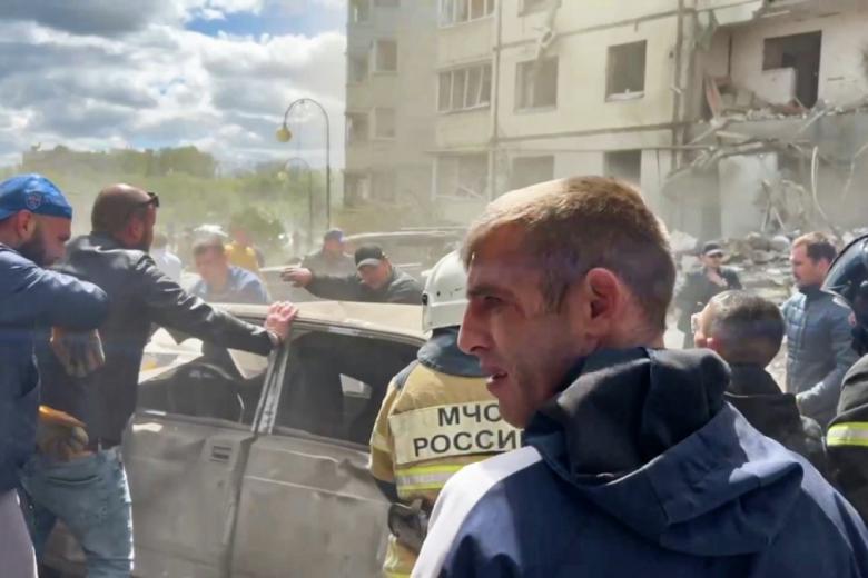 Спасатели на месте обрушения подъезда в жилом доме в Белгороде в результате обстрела ВСУ
