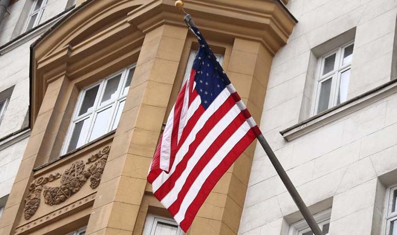 Флаг США на здании американского посольства в Москве