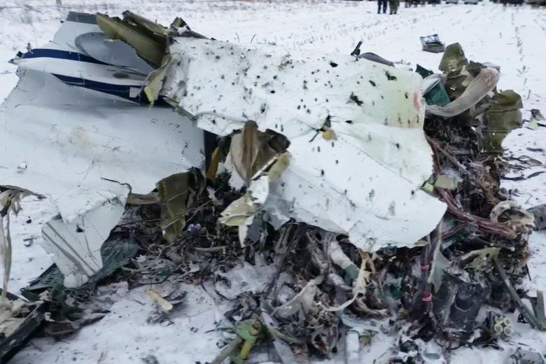 Обстановка на месте крушения самолета Ил-76 в Белгородской области