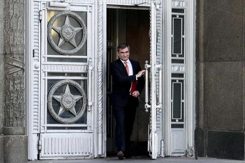 Посол Молдавии в РФ Лилиан Дарий у здания Министерства иностранных дел РФ