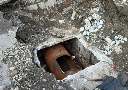 Пенсионерка провалилась в люк с кипятком из-за прорыва на теплотрассе
